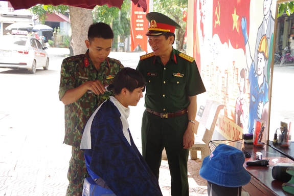 Tổ cắt tóc Tiểu đoàn 4 phục vụ người dân.